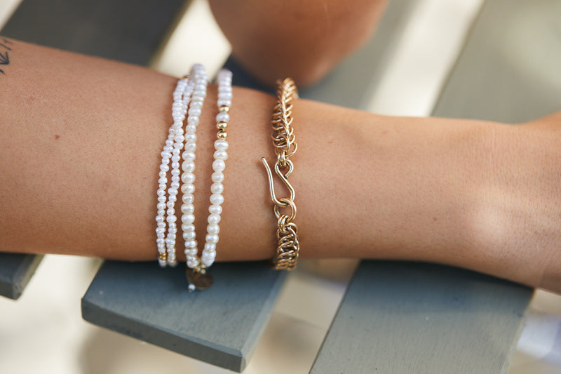 Stone bracelet with 9K gold elements
